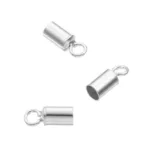 Tre Cylinderformad avslut för rem 3mm, små silverfärgade ändlock för metallsnoddar med öglor, är arrangerade mot en vit bakgrund. Varje cylindriskt lock har en öppen ände och en rund ögla för att fästa på smycken eller hantverk.