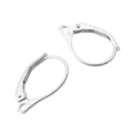 Ett par örhängekrokar av märket Öronkrok i Sterlingsilver Brichure visas mot en vit bakgrund, var och en placerad i en liten vinkel.