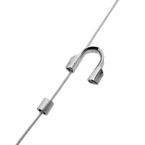 En närbild av en Knutgömma sterlingsilver 3mm, ett smyckesfäste i sterlingsilver som används för att skydda och säkra ändarna på pärltråd vid smyckestillverkning.