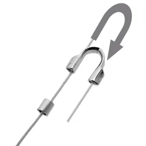 Närbild av Knutgömma sterlingsilver 3mm: en metalltråd bildar en U-form genom en fingerborg med en krympning, bredvid en böjd pil som visar att tråden slingrar sig tillbaka.