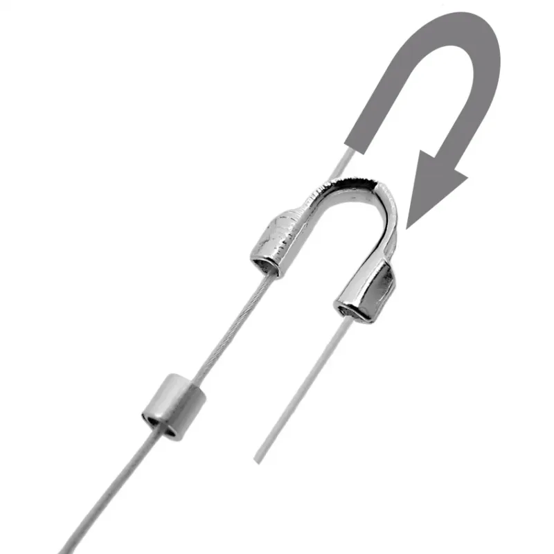 Närbild av Knutgömma sterlingsilver 3mm: en metalltråd bildar en U-form genom en fingerborg med en krympning, bredvid en böjd pil som visar att tråden slingrar sig tillbaka.