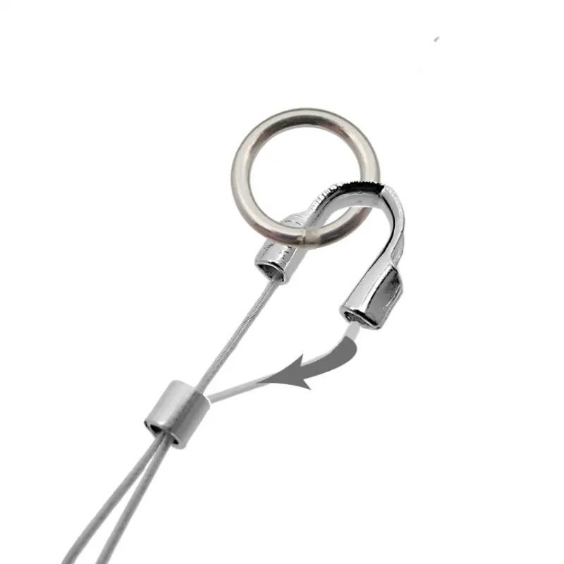Närbild på Knutgömma sterlingsilver 3mm: en kabelögla av metall med ring och pressad hylsa, med en pil som pekar på var kabeländen passerar genom hylsan för säker fastsättning.