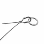 Närbild av en Knutgömma sterlingsilver 3mm tråd slingrad genom en cylindrisk krymphylsa och fäst vid en rund metallring mot en vit bakgrund.