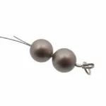 Två 3 mm stora sfäriska pärlor, Knutgömma sterlingsilver, i metallgrått är uppträdda på en tråd med ett vridbart lås i ena änden för användning som fiskeredskapstillbehör.