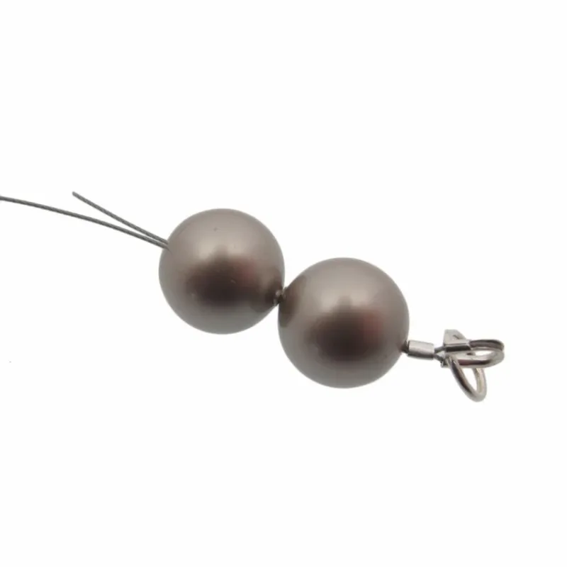 Två 3 mm stora sfäriska pärlor, Knutgömma sterlingsilver, i metallgrått är uppträdda på en tråd med ett vridbart lås i ena änden för användning som fiskeredskapstillbehör.