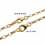 En guldkedja med ovala länkar visas med två Karbinhake förgyllt sterlingsilverspännen: det övre spännet mäter 5x8 mm, medan det nedre spännet är ca 11 mm.