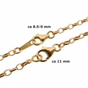 En guldkedja med ovala länkar visas med två Karbinhake förgyllt sterlingsilverspännen: det övre spännet mäter 5x8 mm, medan det nedre spännet är ca 11 mm.