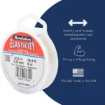 En rulle Beadalon Elasticity elastisk sladd med produktinformation, ikoner och text som framhäver dess töjbarhet för smycken, styrka och hållbarhet samt att den är stolt tillverkad i USA.