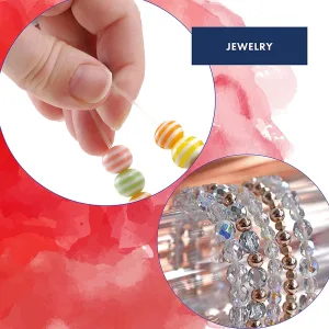 En hand trär randiga pärlor på ett genomskinligt snöre, och nedanför visas flera färdiga pärlarmband med genomskinliga och metalliska pärlor på en glasyta. Ordet Jewelry står på en blå etikett.