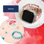 En smartklocka med rosa pärlband visas ovanför ett pågående blått pärlarmband, med pärlor och elastiskt snöre i närheten. Ordet JEWELRY visas på en mörkblå rektangel. Röd och rosa akvarellbakgrund.