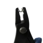 En Krympkåpa sterlingsilver 3mm visas mot en vit bakgrund, fasthållen av en svart tång med blått handtag.