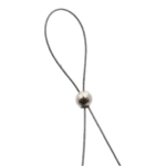 En närbild av Krympkåpa sterlingsilver 3mm, ett litet krymplock i sterlingsilver som bildar en ögla med tråd. Bakgrunden är transparent.