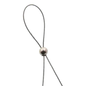 En närbild av Krympkåpa sterlingsilver 3mm, ett litet krymplock i sterlingsilver som bildar en ögla med tråd. Bakgrunden är transparent.