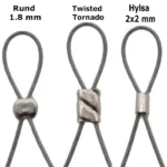 Tre trådöglor visas sida vid sida, var och en säkrad med olika metallhylsor. Ovanför varje finns etiketten "Klämpärla sterlingsilver 1,8mm" tillsammans med mått. Till vänster: rund hylsa; i mitten: tvinnad tornado; till höger: rektangulär hylsa.