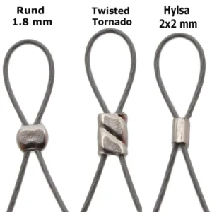 Tre trådöglor visas sida vid sida, var och en säkrad med olika metallhylsor. Ovanför varje finns etiketten "Klämpärla sterlingsilver 1,8mm" tillsammans med mått. Till vänster: rund hylsa; i mitten: tvinnad tornado; till höger: rektangulär hylsa.