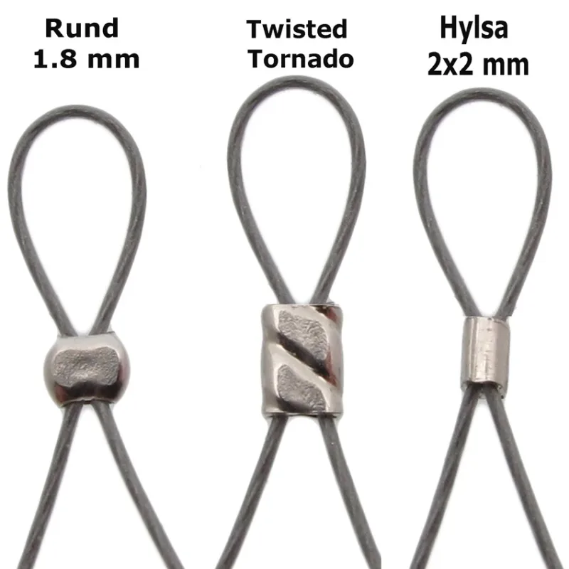 Tre trådöglor visas sida vid sida, var och en säkrad med olika metallhylsor. Ovanför varje finns etiketten "Klämpärla sterlingsilver 1,8mm" tillsammans med mått. Till vänster: rund hylsa; i mitten: tvinnad tornado; till höger: rektangulär hylsa.