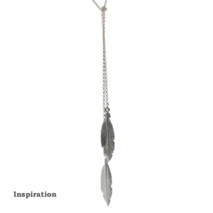 Ett Silverkedja ärtlänk YD 1,8mm - 10cm halsband har två fjäderhängen i olika längder. "Inspiration" visas i fet svart text nere till vänster på en vit bakgrund.