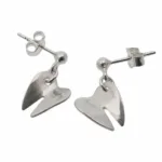 Örstift med kula i Sterlingsilver-örhängen med hängande änglavingar, mot en vit bakgrund.