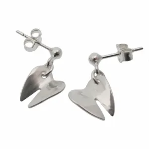 Örstift med kula i Sterlingsilver-örhängen med hängande änglavingar, mot en vit bakgrund.