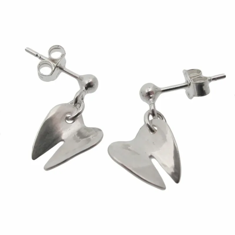 Örstift med kula i Sterlingsilver-örhängen med hängande änglavingar, mot en vit bakgrund.