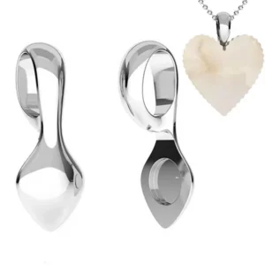 Två Spetsögla 16 mm sterling silver (limmas) skedformade hängen visas från olika vinklar, bredvid ett halsband med ett krämigt, hjärtformat hänge på en silverkedja. Bakgrunden är vit.