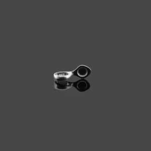 Spetsögla 16mm sterlingsilver - limmas är en silverring med en unik ihålig cirkelformad design, som visas på en reflekterande mörk yta mot en slät grå bakgrund.
