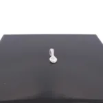 Spetsögla 16mm sterlingsilver - limmas, ett litet hängsmycke i sterlingsilver, vilar på en slät, svartglänsande yta.