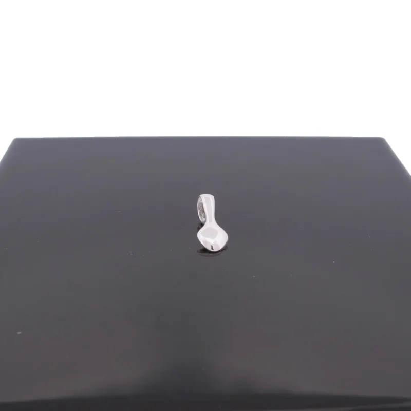 Spetsögla 16mm sterlingsilver - limmas, ett litet hängsmycke i sterlingsilver, vilar på en slät, svartglänsande yta.