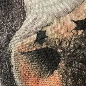 Närbild av "Kökshandduk med Kossan Rosa" visar en texturerad duk med ett detaljerat abstrakt mönster i svart, persika och rosa, föreställande en del av ett ansikte med ett öga och omgivande hud.