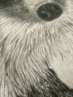 Närbild av Kökshandduk - Igelkott Henry, som visar dess strukturerade tyg med en detaljerad svartvit ögonillustration med strålande linjer. Kökshanddukens väv är synlig.