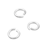 Tre Bindring rund öppen (5 mm/0,8 mm) är placerade på en vit bakgrund. Varje liten, silverfärgad rund hoppring är öppen med ett synligt mellanrum, vilket visar att de inte är helt stängda.
