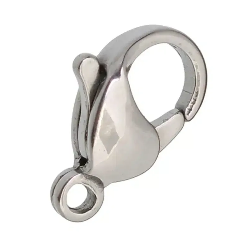En närbild av Karbinhake kirurgiskt stål 13mm, ett silverfärgat karbinlås för smyckestillverkning, med sin hävarmsmekanism och runda fästring.