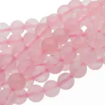 Närbild av flera trådar med runda, polerade rosa rosenkvartspärlor, arrangerade i lätt överlappande rader mot en vit bakgrund.