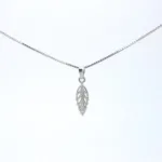 Silverberlock - Löv 17mm är ett delikat silverhalsband med ett detaljerat, avlångt bladformat hänge med utskurna ådror, visat mot en slät vit bakgrund.