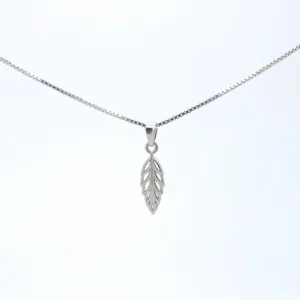 Silverberlock - Löv 17mm är ett delikat silverhalsband med ett detaljerat, avlångt bladformat hänge med utskurna ådror, visat mot en slät vit bakgrund.