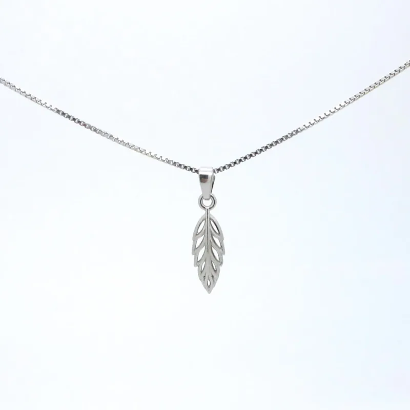 Silverberlock - Löv 17mm är ett delikat silverhalsband med ett detaljerat, avlångt bladformat hänge med utskurna ådror, visat mot en slät vit bakgrund.