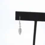 Silverberlock - Löv 17mm, ett enkelt silverörhänge med en delikat bladformad berlock, visas hängande från ett svart stativ mot en vit bakgrund.