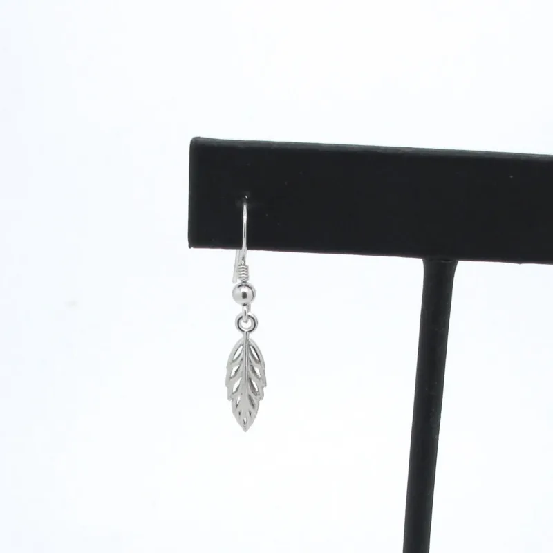 Silverberlock - Löv 17mm, ett enkelt silverörhänge med en delikat bladformad berlock, visas hängande från ett svart stativ mot en vit bakgrund.