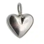 Berlock sterlingsilver - Litet Hjärta är ett silverglänsande hjärtformat hänge med en liten ögla för att fästa i en kedja, mot en vit bakgrund.