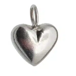 Berlock sterlingsilver - Litet Hjärta är ett silverglänsande hjärtformat hänge med en liten ögla för att fästa i en kedja, mot en vit bakgrund.