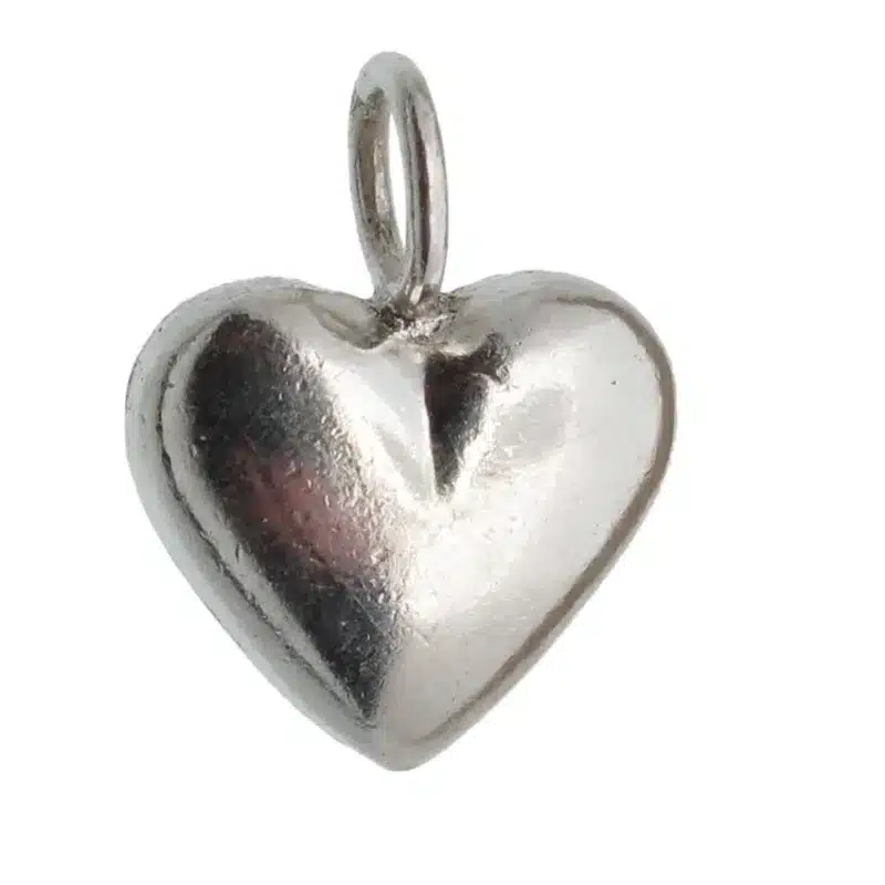 Berlock sterlingsilver - Litet Hjärta är ett silverglänsande hjärtformat hänge med en liten ögla för att fästa i en kedja, mot en vit bakgrund.