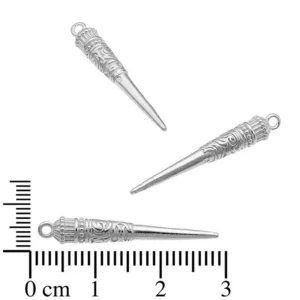 Tre Silverberlock - Etnisk design berlocker: utsmyckad, silverfärgad, konformad metall med övre öglor och dekorativa mönster, ca 3 cm långa. Visas bredvid en centimeterskala för storleksreferens.