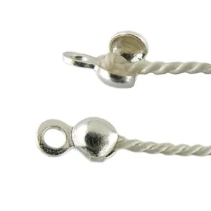 Närbild av två Knutgömma sterlingsilver 3mm sladdändhattar på tvinnade vita sladdar, visade från olika vinklar för att framhäva deras runda form och lilla ögla för att fästa spännen eller fästelement.