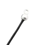 En närbild av Knutgömma sterlingsilver 3mm visar en svart sladd med ett litet runt ändlock i sterlingsilver med en ögla för fastsättning.