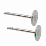 Två Örstift med platta 5mm i Sterlingsilver örhängen är placerade parallellt på en vit bakgrund.