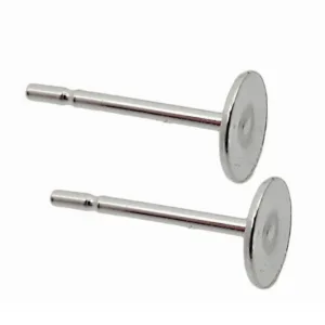 Två Örstift med platta 5mm i Sterlingsilver örhängen är placerade parallellt på en vit bakgrund.