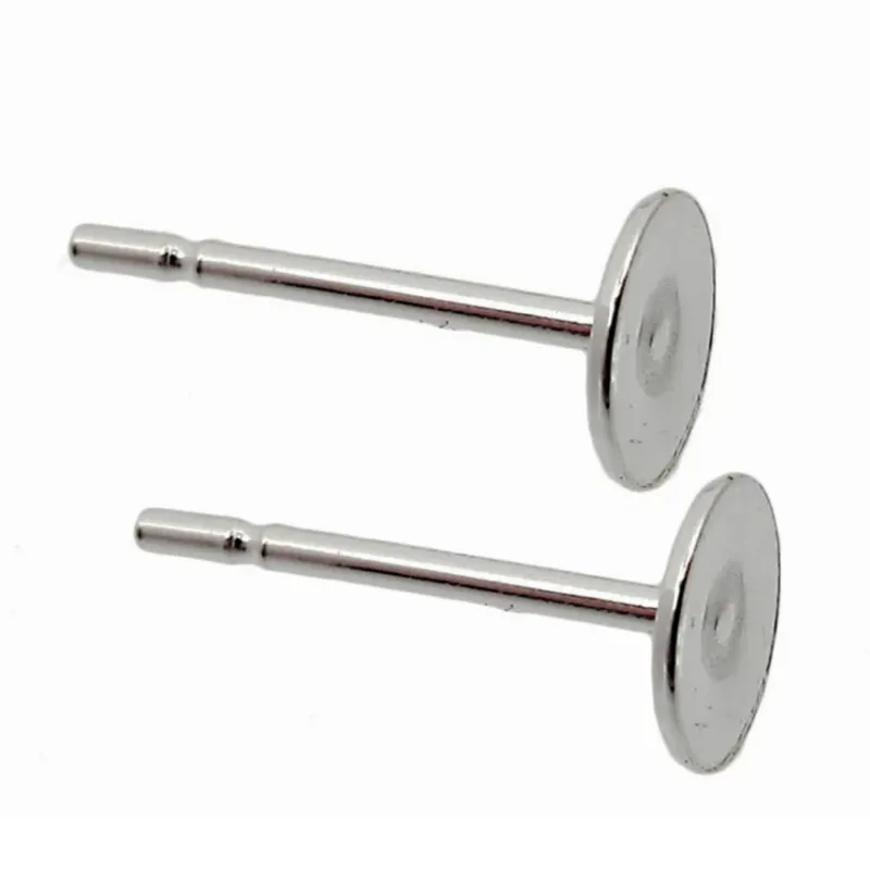 Två Örstift med platta 5mm i Sterlingsilver örhängen är placerade parallellt på en vit bakgrund.