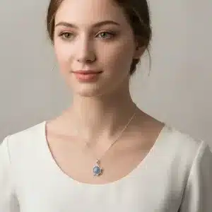 Handgjort hängsmycke i sterlingsilver med slipad sten
