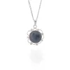 Ett silverhalsband med ett handskuret 32x23 mm blått kalcedonhänge i en blomliknande ram, mot en vit bakgrund.