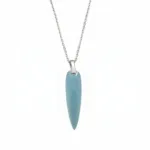 Ett Spetsögla U-formad ca 7,9x2,8mm silverhalsband med polerat, långsträckt ljusblått hänge i spetsig oval form, hängande från en enkel silverbygel mot en vit bakgrund.